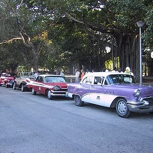 Nog meer oude wagens, overal in Cuba kom je ze tegen.
En ze rijden nog! (wel met een fiat motor erin enzo) :-)