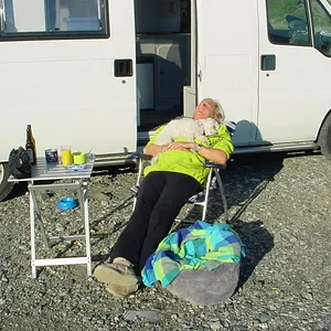 En dan kan je weer lekker uit de wind in de zon liggen.